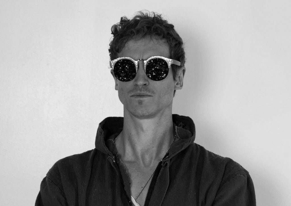 louis-cole-anuncia-su-nuevo-album-quality-over-opinion-y-comparte-el-sencillo-im-tight_unnamed-1024x723