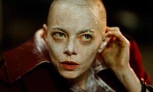 Mira-a-Emma-Stone-caracterizada-por-completo-en-el-nuevo-trailer-de-Bugonia