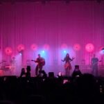 Of Monsters and Men: Un desfile de amor, dolor y comunidad en el Pepsi Center